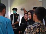 REKONSTRUKSI-Satria-Juwanda-alias-Wanda-saat-rekonstruksi.jpg