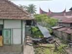 RUMAH-RUSAK-Hujan-lebat-disertai-angin-kencang-yang-melanda-Kota-Solok.jpg