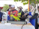 Rakernas-Apeksi-2022-Wako-se-Indonesia-Antusias-Merendang-dan-Membuat-Teh-Telur-di-Pantai-Padang.jpg