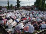 Ribuan-Orang-Ikuti-Salat-Id-di-Lapangan-Merdeka-Kota-Pariaman.jpg