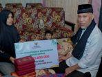 Rumah-Warga-Panganak-Bukittinggi-dapat-Bantuan-dari-Gubernur-Mahyeldi-Rp25-Juta-untuk-Rehab-Rumah.jpg