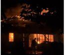 Rumah-terbakar-di-Korong-Parit-Nagari-Pauh-Kambar.jpg