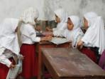 SISWA-Madrasah-Ibtidaiyah-Swasta-Gummi-tetap-mengikuti-proses-belajar-mengajar-di-areal-sekolah.jpg