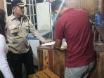 Satpol-PP-membubarkan-tongkrongan-muda.jpg