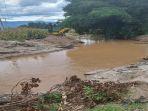 Satu-alat-berat-yang-tengah-mengeruk-sungai-yang-berubah-alur-pasca-banjir1.jpg