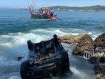 Satu-unit-mobil-masuk-ke-dalam-laut-di-Jalan-Raya-Padang-da.jpg