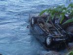 Satu-unit-mobil-masuk-ke-dalam-laut-di-Jalan-Raya-Padang.jpg