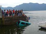 Satu-unit-mobil-nyemplung-ke-Danau-Maninjau.jpg