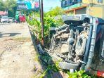 Sebuah-minibus-terperosok-ke-pekarangan.jpg