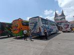 Sejumlah-bus-tengah-menurunkan-penumpang.jpg