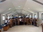 Sejumlah-pejabat-di-lingkup-Pemkab-Agam-bersama-masyarakat-korban-banjir.jpg