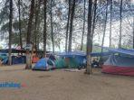 Sejumlah-pengunjung-tampak-camping-di-Pantai-Ujung-Batu-Padang-Minggu-31122023.jpg