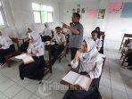 Sejumlah-siswa-mengikuti-kegiatan-belajar-mengajar-di-SMP-Maarif.jpg