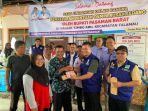 Sekda-Pasbar-Hendra-Putra-Saat-Menyerahkan-Bantuan.jpg