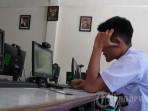 Seorang-murid-mengikuti-kegiatan-belajar-mengajar-di-Ruang-Laboratorium-Komputer-SMP.jpg