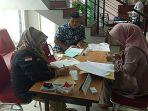 Seorang-pendaftar-bakal-calon-Anggota-Bawaslu-Sumbar.jpg