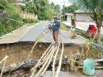Seorang-warga-melintasi-jembatan-putus-di-korong-dulu-Ulakan-Tapakis-da.jpg