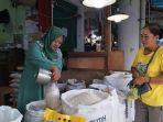 Seorang-warga-sedang-membeli-beras-di-Pasar-Raya-Kota-Padang.jpg