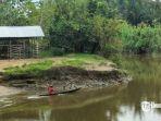 Seorang-warga-sedang-mengayuh-Abag-sampan-di-Muntei-Siberut-Selatan.jpg