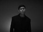 Simak-lirik-lagu-dan-terjemahan-Broken-Symphony.jpg