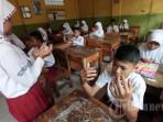 Siswa-berdoa-bersama-setelah-menyelesaikan-Ujian-Sekolah-SD.jpg