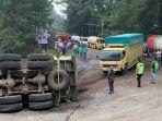 Situasi-akses-lalu-lintas-di-lokasi-kecelakaan-satu-unit-truk-terguling-di-Panorama-I-Sitin.jpg