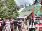 Suasana-antrian-pengunjungyang-membeli-tiket-masuk-TMSBK-Bukittinggi.jpg