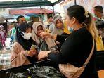 Suasana-operasi-pasar-murah-minyak-goreng-di-Kota-Pariaman.jpg