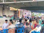 Suasana-rumah-duka-mantan-Bupati-Padang-Pariaman-Ali-Mukhni-di-Kampung-Jawa.jpg