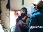 Syafrizal-60-dipeluk-erat-sang-istri-setiba-di-rumah.jpg