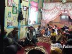 Syafrizal-60-dipeluk-erat-sang-istri-setiba-di-rumah1.jpg