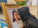Tangis-keluarga-pecah-saat-penghormatan-Marsinah-di-Istana-Negara.jpg