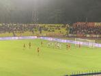 Tembakan-bebas-yang-diambil-oleh-pemain-Semen-Padag-FC-fsf.jpg