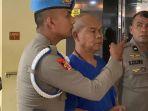 Tersangka-AKP-Dadang-Iskandar-terlihat-memakai-baju-tahanan-berwarna-biru.jpg
