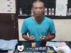 Tersangka-J-bersama-barang-bukti-narkotika-saat-diamankan.jpg