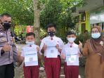 Tiga-Orang-Murid-SD-07-Kota-Pariaman-usai-menerima.jpg