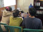 Tiga-orang-warga-yang-diamankan-di-gudang-milik-Pemkab-Pasaman-Barat-2.jpg