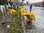 Tim-Reaksi-Cepat-TRC-Dinas-PUPR-Kota-Padang-terjun-langsung-di-tengah-hujan-deras-untuk-m.jpg