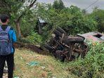 Truk-CPO-masuk-ke-parit-di-Jalan-By-Pass-Kec.jpg
