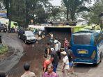 Truk-batu-bara-rebah-dengan-muatan-berserakan.jpg
