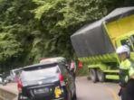 Truk-pengangkut-bahan-semen-mengalami-bocor.jpg