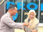Ulfa-guru-sebuah-TK-di-Kota-Pariaman-tidak-bisa-menahan-tangisnya.jpg