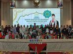 Wabup-Leli-Arni-mengucapkan-selamat-kepada-para-wisudawadekad.jpg