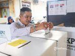 Wakil-Wali-Kota-Padang-Ekos-Albar-melakukan-pencoblosan-untuk-menggunakan-hak-pilihnya.jpg