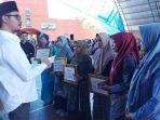 Wali-Kota-Bukittinggi-Erman-Safar-saat-memberikan-honorarium.jpg