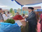 Wali-Kota-Padang-Hendri-Septa-meninjau-pasar-murah.jpg