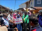 Walikota-Bukittinggi-Erman-Safar-menyerahkan-bantuan-kepada-warga.jpg