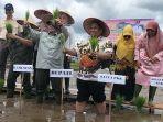 Wamentan-RI-bersama-Wagub-Sumbar-dan-Bupati-Padang-Pariaman-Suhatri-Bur.jpg