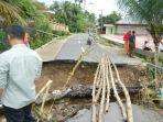 Warga-melihat-kondisi-jembatan-penghubung-dua-kecamatan-d.jpg