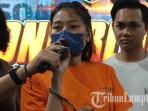 Windi-28-saat-dihadirkan-dalam-jumpa-pers-di-Mapolres-Bandar-Lampung-Rabu-22102025.jpg